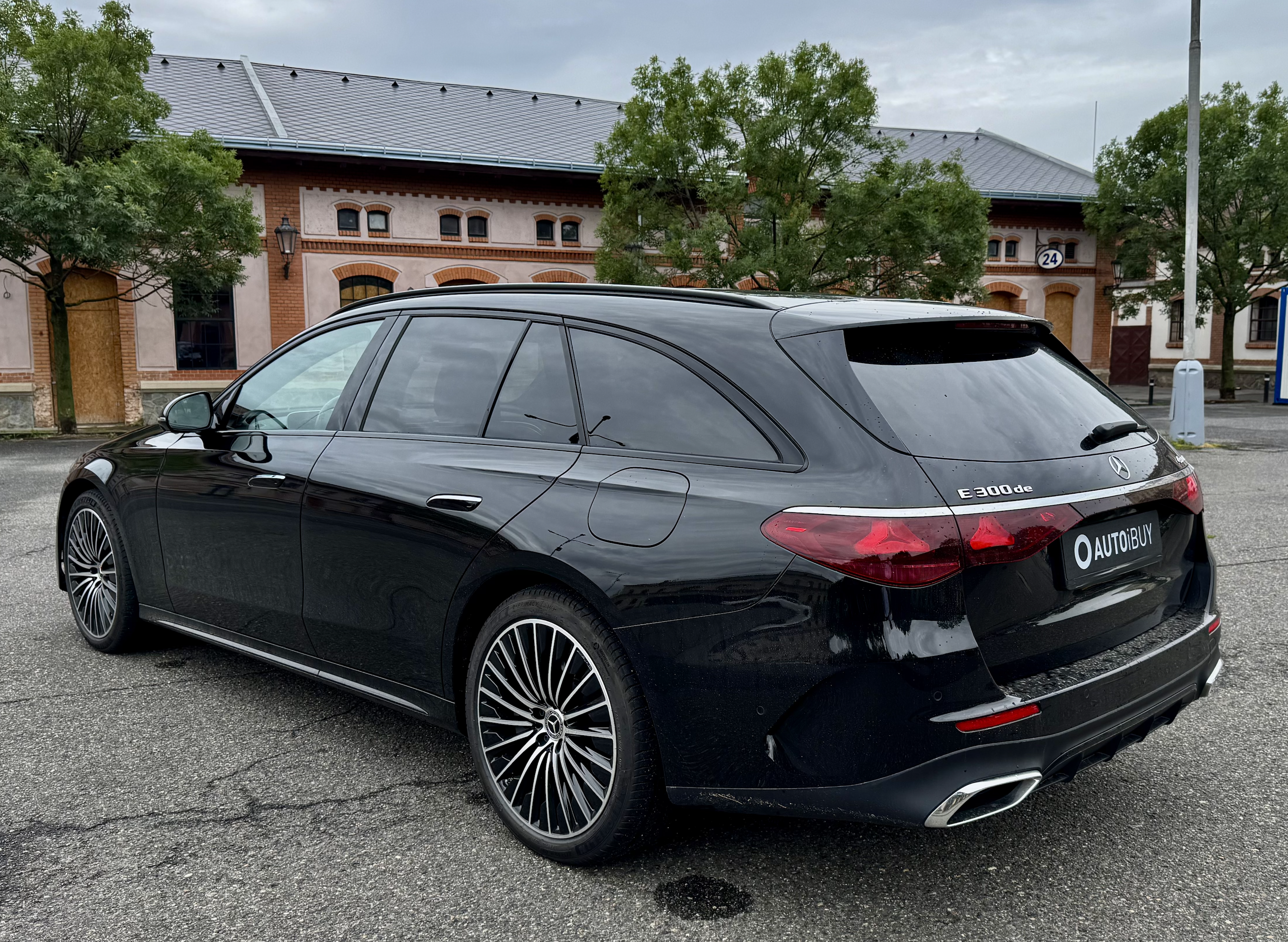 Mercedes E kombi 300 de hybrid 4matic AMG | luxusní hybridní kombík | české předváděcí auto | skladem | nafta + elektro 313 koní | černá obsidian, sportovní paket AMG + černé mikrovlákno | digitální kokpit superscreen | vzduchový podvozek airmatic | super cena | ihned k předání | nákup online AUTOiBUY